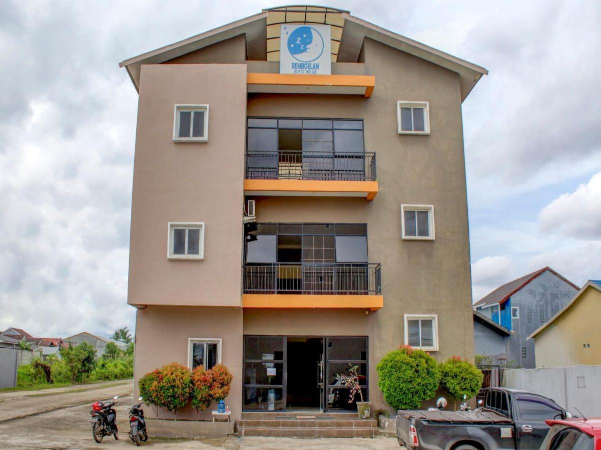 Oyo 90162 Remboelan Guest House Sungai Lutus Exteriör bild